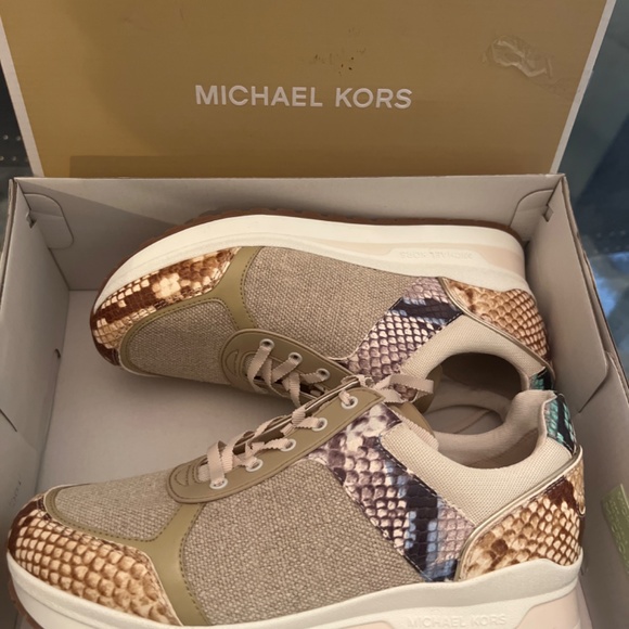 Micheal Kors Lindy Trainer shoe - Picture 2 of 3
